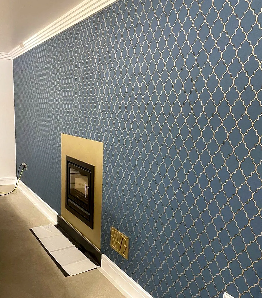 Totternhoe — Trellis pattern feature wall with fireplace